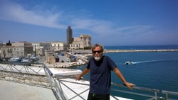 Io e sullo sfondo la cattedrale di Trani