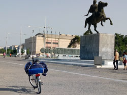 La mia bici con il crico da lavare sotto al monumento ad Alessandro Magno