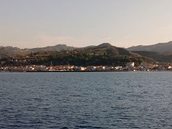Nea Skioni vista dal mare dopo la partenza