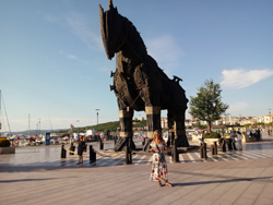 Cavallo di Troia posto nel porto di Canakkale
