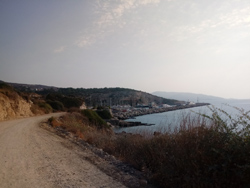 Il sentiero di terra battuta che collega il Marina a Pitagorio