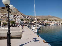 Iside solitaria,  ormeggiata alla banchina del porto di Kalimnos