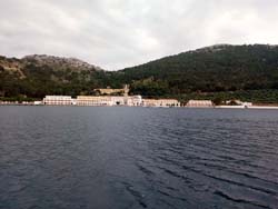 Baia Palormitis e il suo grande monastero
