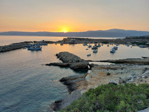 Porticciolo per pescatori con il tramonto su Naxos