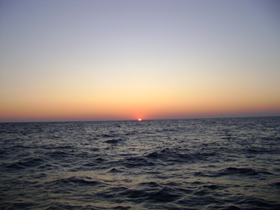 All'alba nell'egeo è fresco anche ad agosto ci vuole una maglia. Grande sole: fonte di ogni vita.