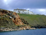 La fortezza vista dalla baia Livadhi